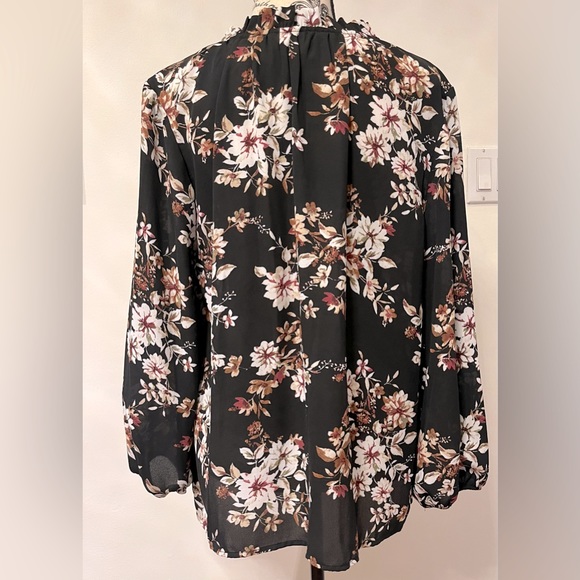 Beautiful blouse. - Picture 3 of 4